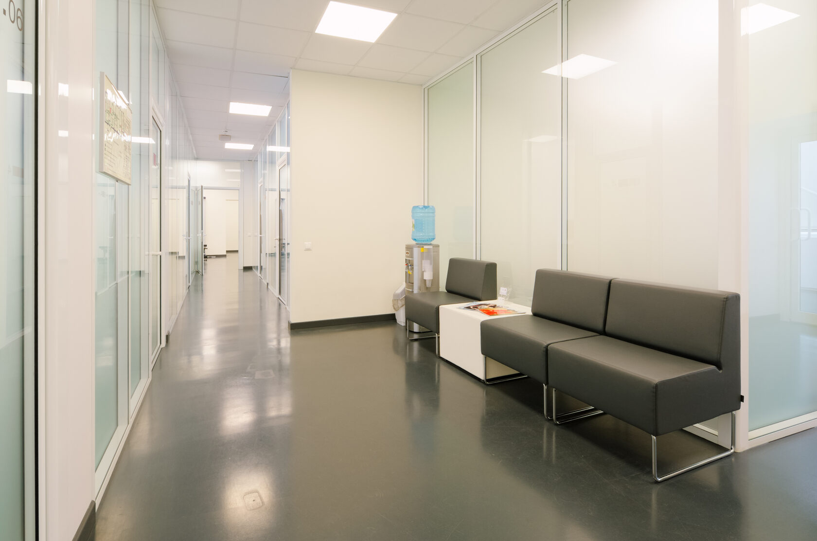 Светлый коридор Немецкого медицинского центра